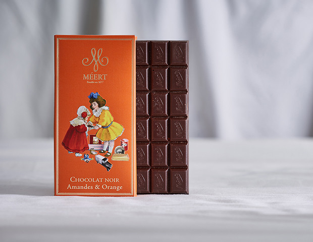 Tablette de chocolat noir, amandes et oranges